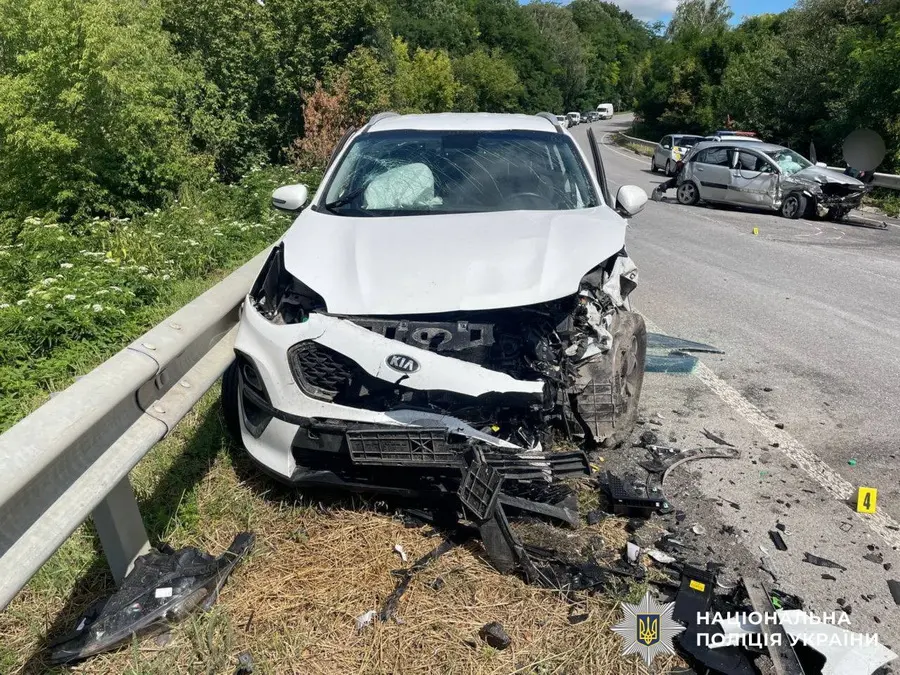 На трасі біля Кунки не розминулись дві «KIA», обидва водії в лікарні