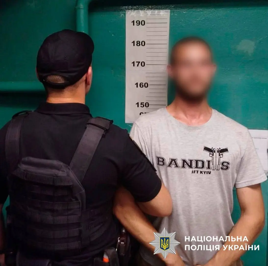 Поліцейські столичної підземки затримали “зачепера”, який п’яним катався між вагонами