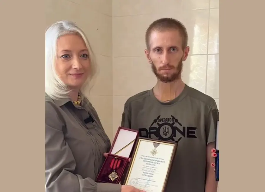 «Золотий Хрест» та медаль «За сумлінну службу» Наталя Заболотна передала воїну, який проходить лікування на Вінниччині