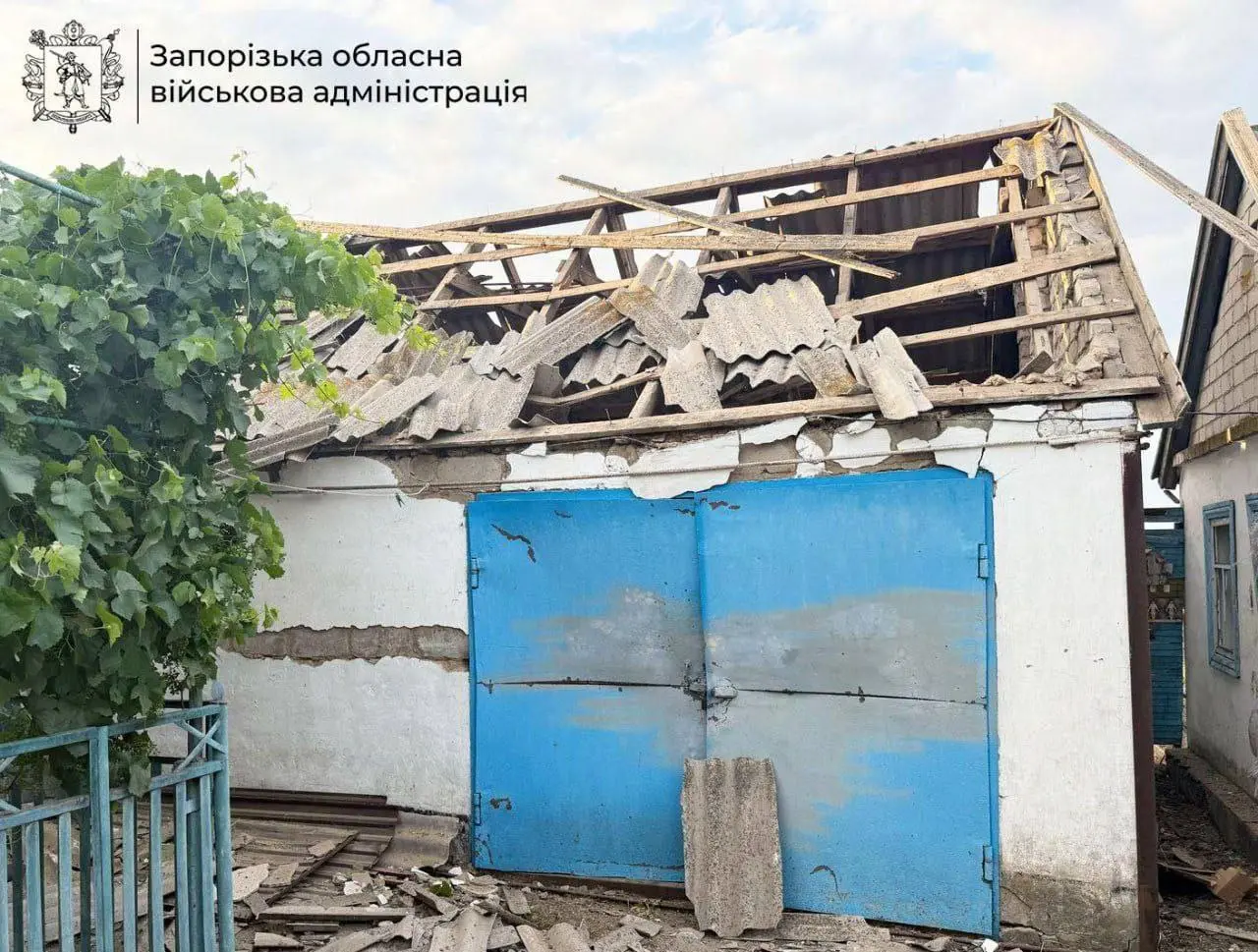В Запорожской области из-за обстрела погибла женщина, одного человека ищут под завалами