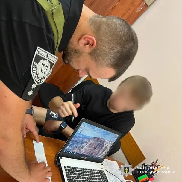 На Львівщині поліція покарала тата, який посадив за кермо 8-річну дитину: що йому за це буде