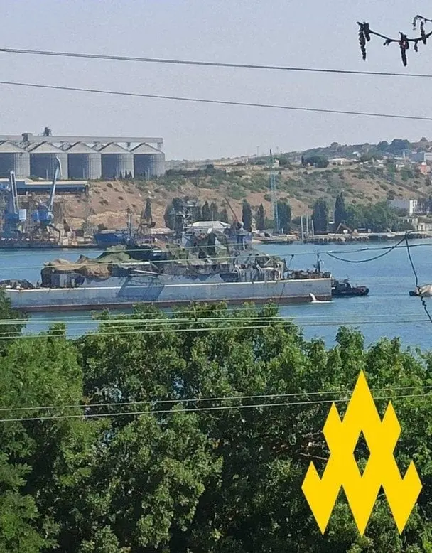 Росіяни замаскували сліди удару по кораблю ЧФ у Севастополі: фото від "Атеш"