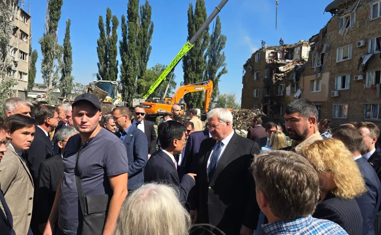 Всі іноземні дипломати на власні очі побачили зруйнований будинок у Дарницькому районі столиці