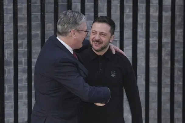 Стармер зізнався, чому обійняв Зеленського після його суперечки з Трампом