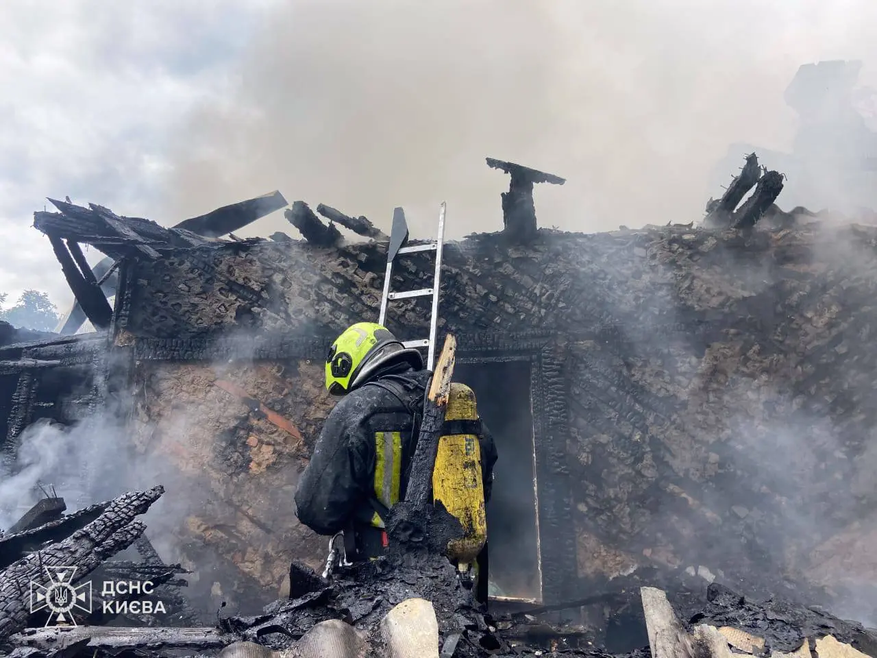 На столичній Троєщині при пожежі у будинку загинули двоє людей