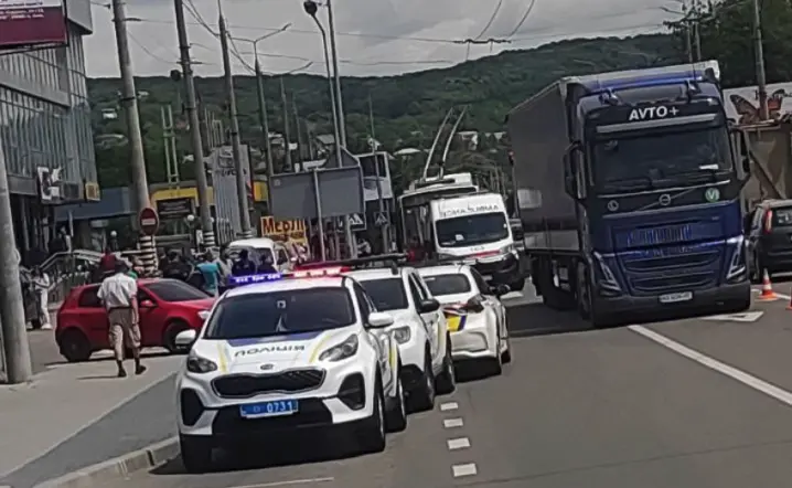 У Чернівцях на Хотинській сталася аварія. За попередньою інформацією з потерпілими