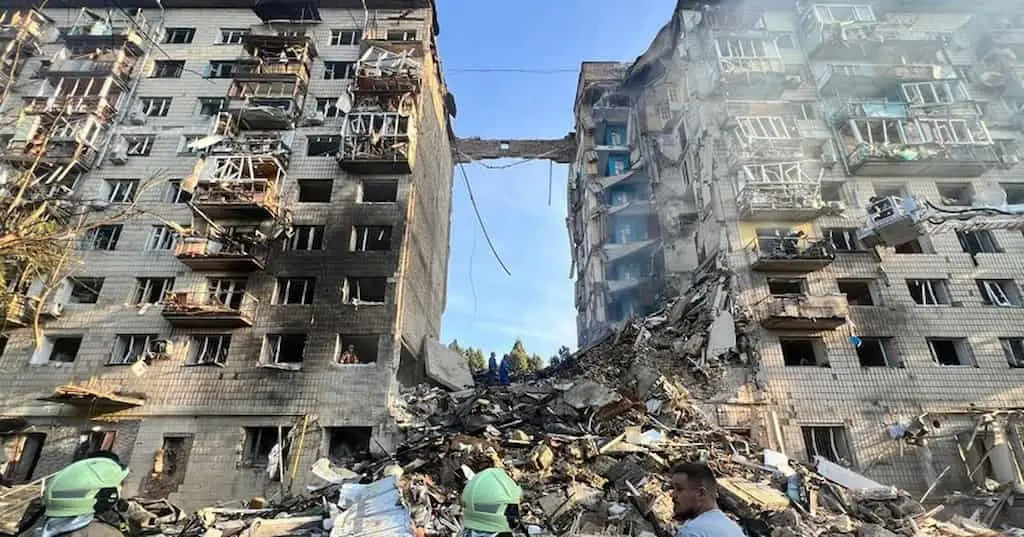 Масований удар по Києву: 14 загиблих, людей шукають під завалами