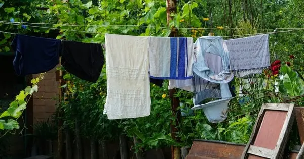 Простий трюк, який збереже ваші нерви: як висушити одяг у сиру погоду