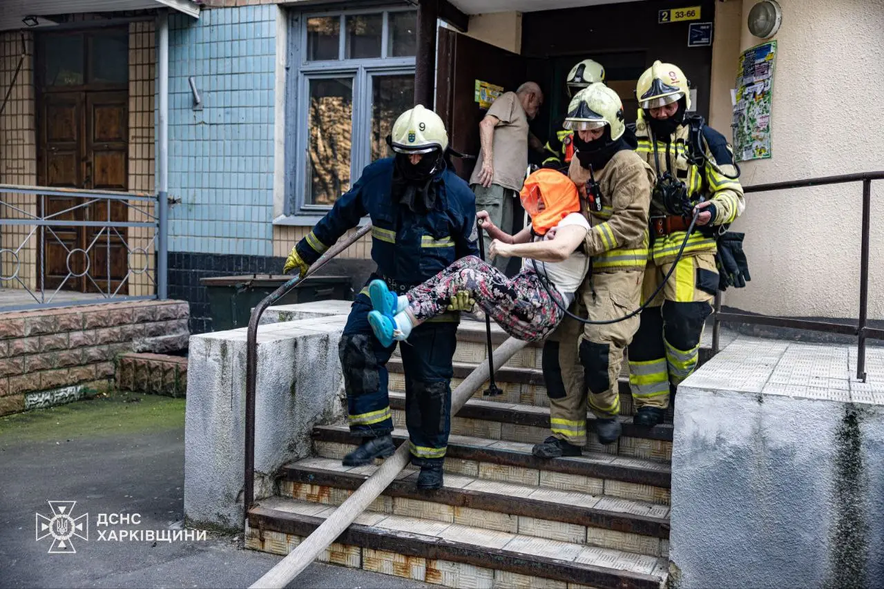 Дев’ятиповерхівка палала в Харкові: рятувальники винесли з під’їзду жінку 📷