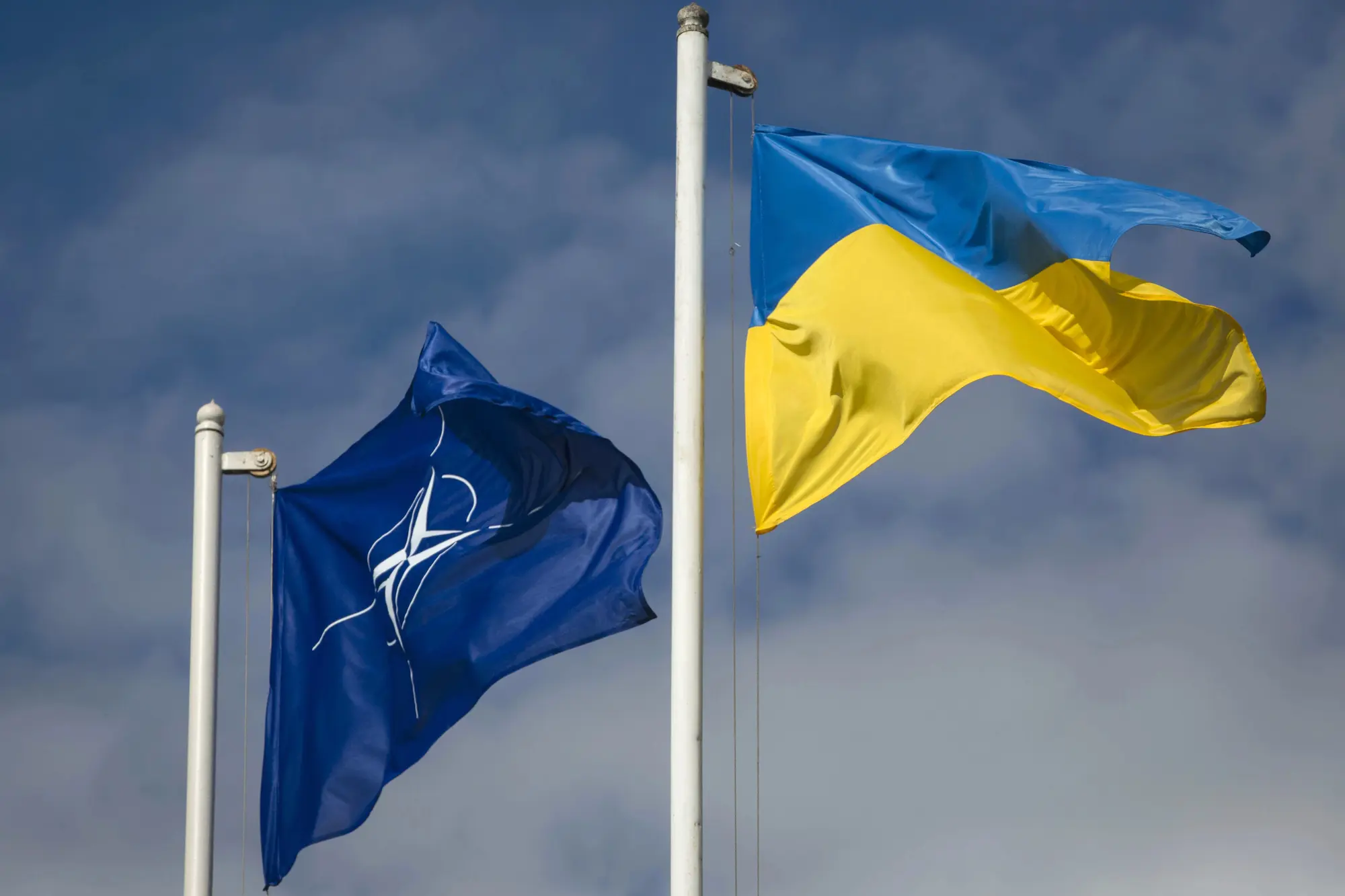 НАТО засуджує обстріли України та пообіцяла підтримку зброєю
