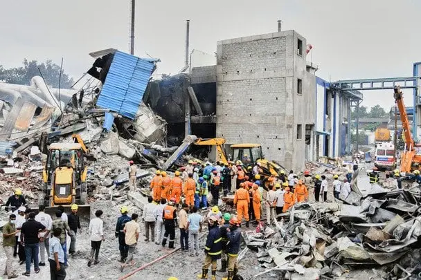 Внаслідок пожежі на хімічному заводі загинули 39 людей, багато постраждалих (фото)