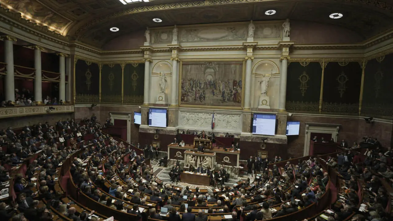 Парламент Франції зробив перший крок до легалізації асистованого суїциду