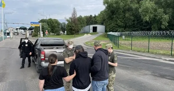 США депортували перших біженців з України
