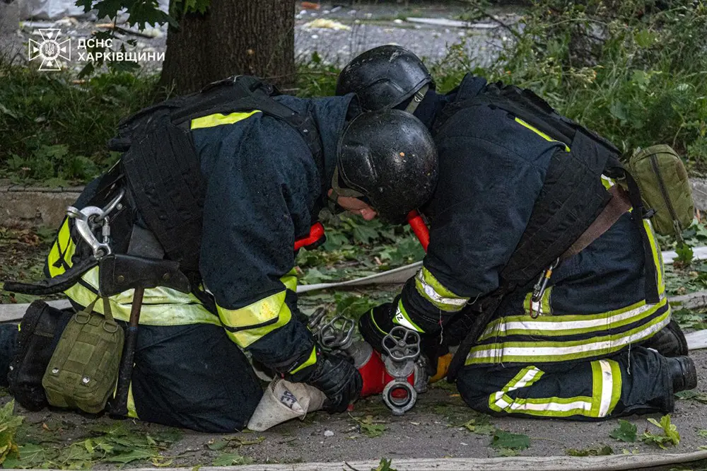 Четверо рятувальників постраждали внаслідок нічної атаки росіян на Харків