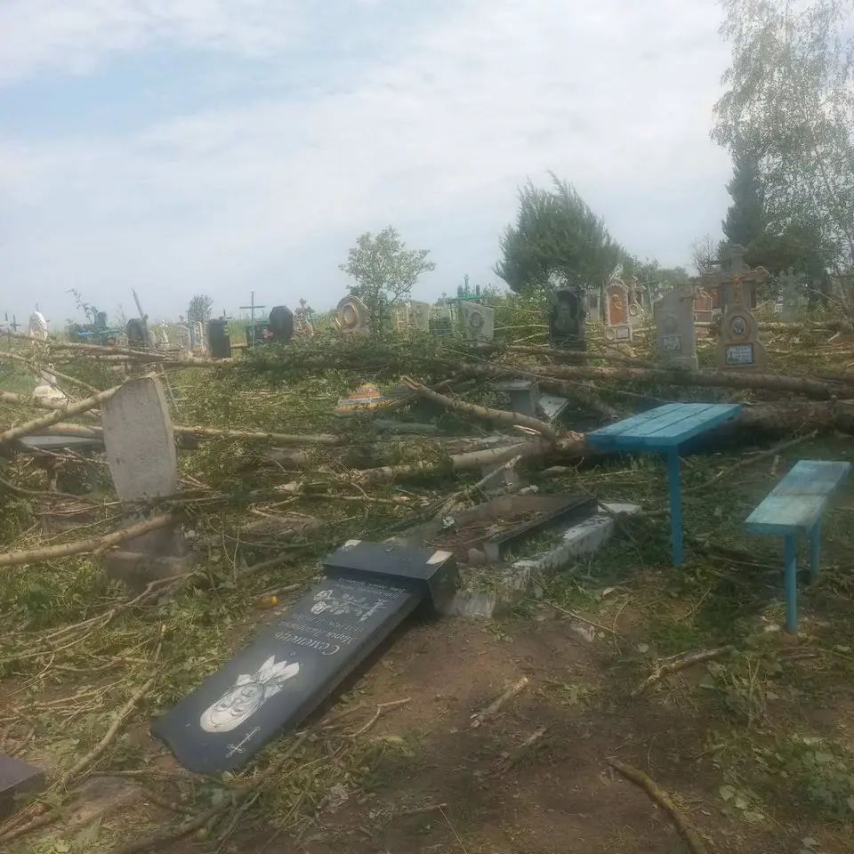 Негода пошкодила десятки пам’ятників на кладовищі в селі на Вінниччині