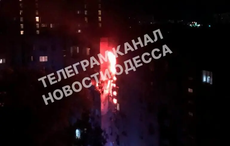 Росіяни влучили дроном по одеській багатоповерхівці, горять кілька поверхів