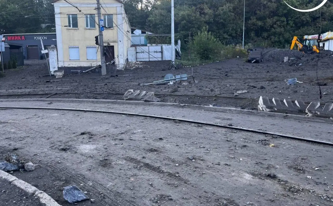 Після нічого обстрілу у Києві перекрили для проїзду низку вулиць: які саме