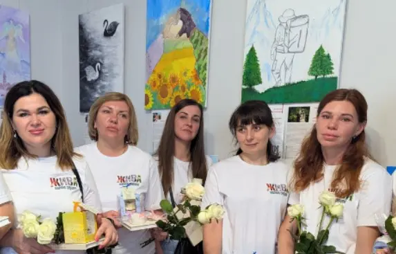«Малюю серцем»: у Вінниці дружини полеглих Героїв відкрили виставку картин