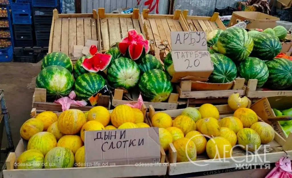 Ціни на липневому Привозі в Одесі сьогодні: головне, аби дині були «слодки» (фото)