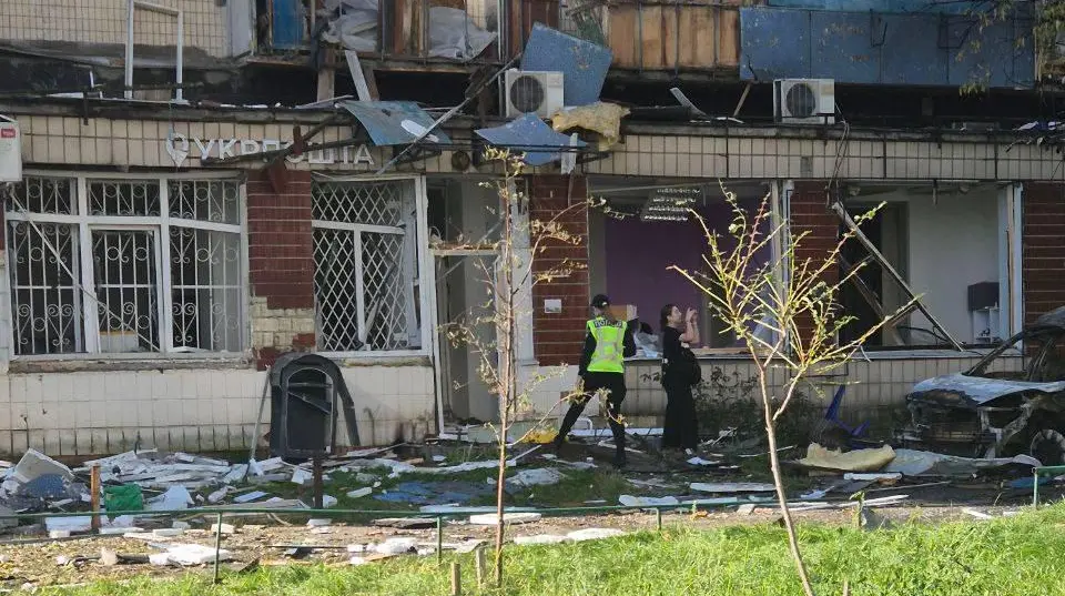 В Києві атака РФ вразила відділення "Укрпошти"