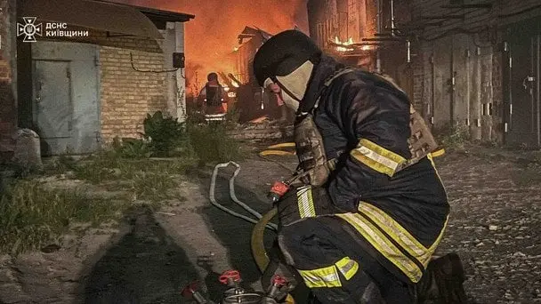 На Київщині рятувальники долають наслідки нічного терору РФ (фото)