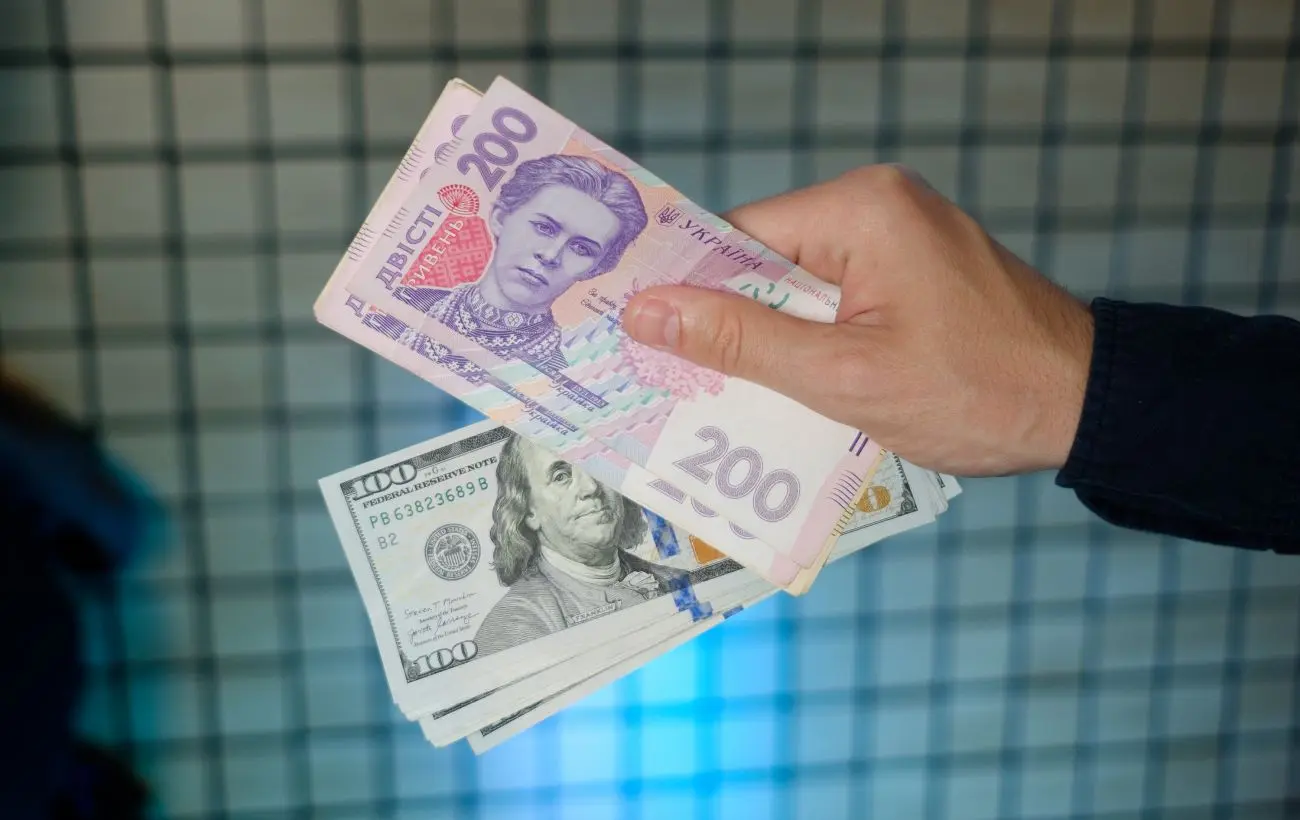 Середня зарплата українців зросла до 560 доларів: як вона змінилася за 30 років