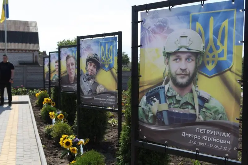 Алея Слави у Малих Крушлинцях вшанує пам'ять Героїв