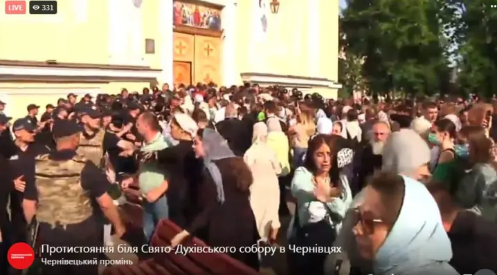 Віряни УПЦ намагаються прорвати кордон поліції і виламати двері в собор
