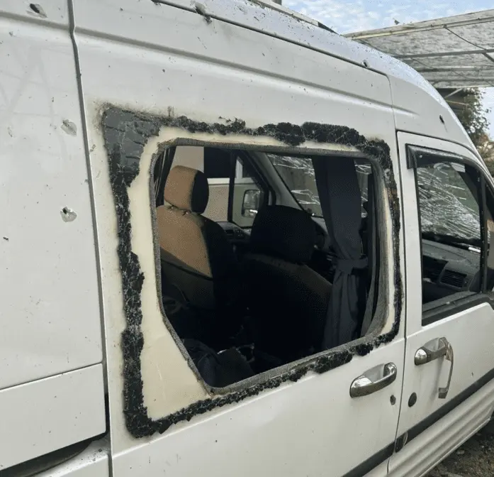 На Київщині внаслідок атаки ворожих БпЛА пошкоджено авто, 7 приватних будинків, школу та магазин