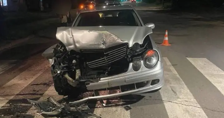 На Руській п’яний водій на «Mercedes-Benz» врізався у Nissan