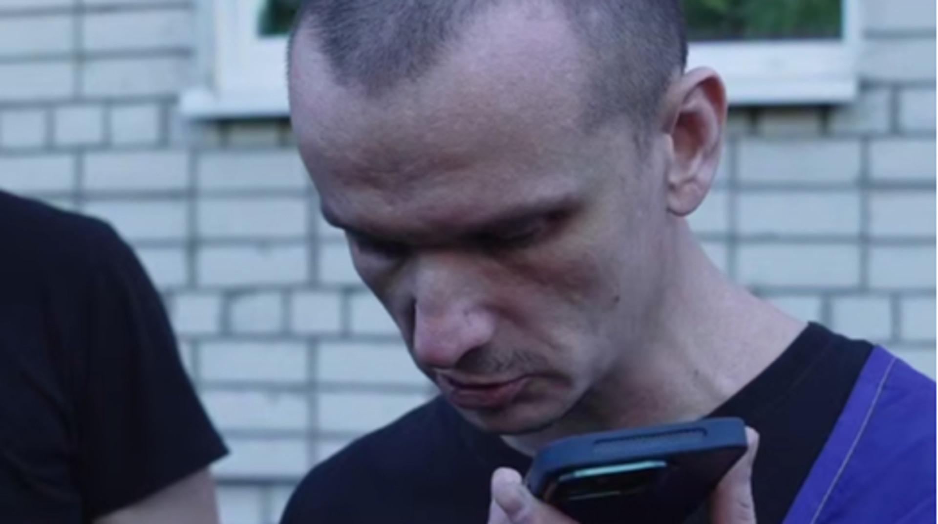 Були розділені війною: з полону звільнили бійця, чию доньку в березні вивезли з окупації