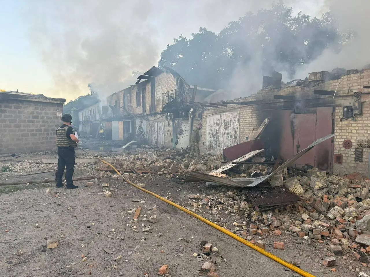 На Київщині внаслідок масованої атаки ворога пошкоджені будівлі у трьох районах