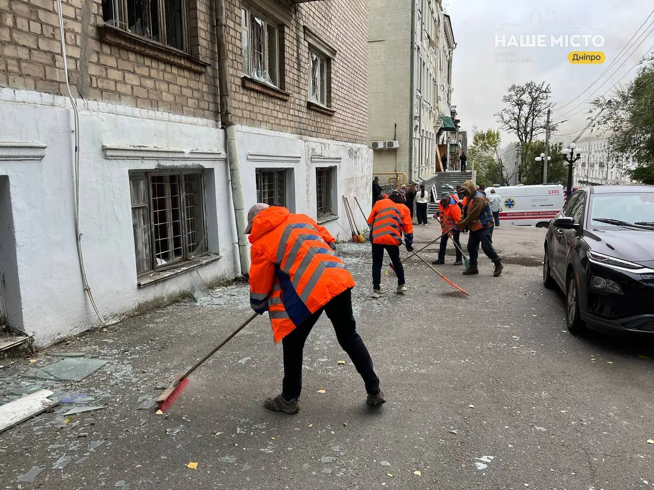 У Дніпрі комунальники оперативно ліквідовують наслідки ворожої атаки
