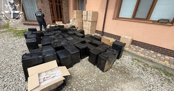 На Прикарпатті у підпільних цехах виявили спецобладнання з сигаретами на 3 млн грн