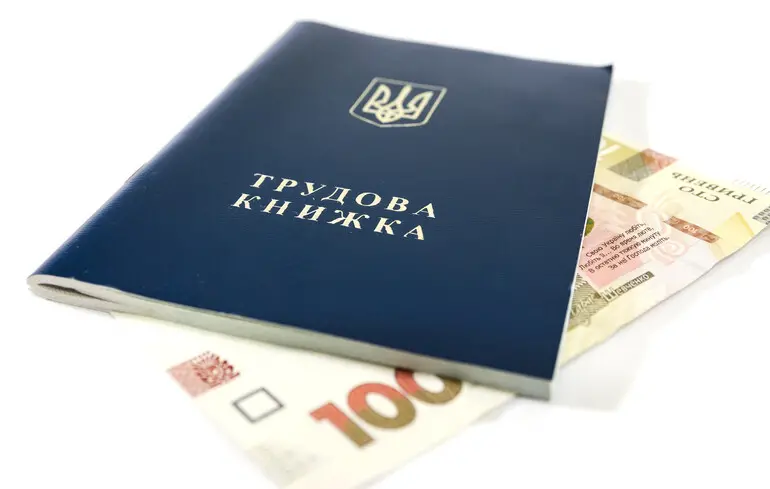 Доплата за понаднормовий стаж: чи може отримати жінка, яка 50 років працювала лікаркою