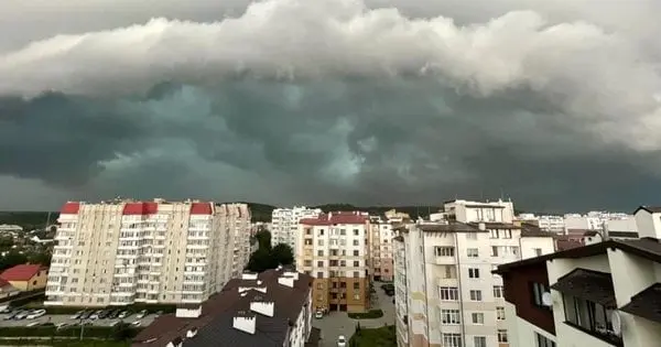 На вихідні синоптики оголосили на Львівщині шторомове попередження
