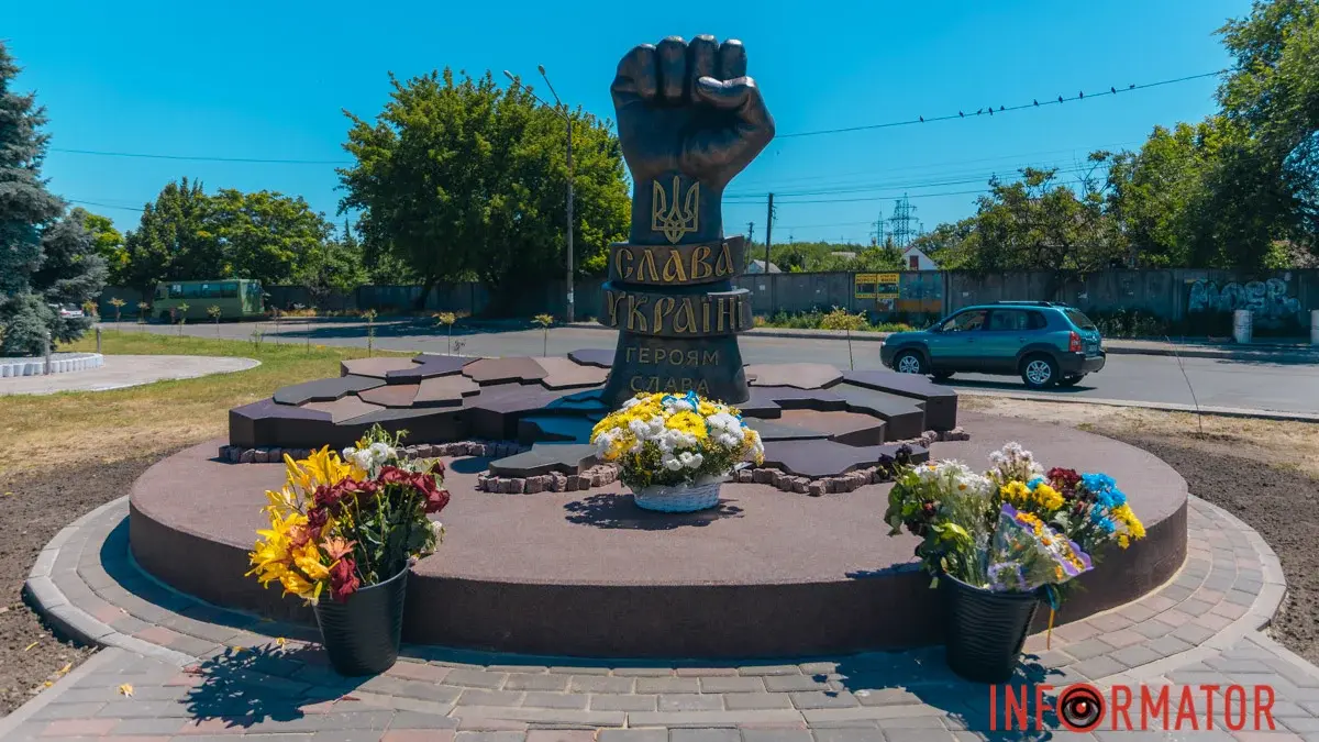 Як виглядає меморіал полеглим Захисникам, який встановили на площі Єдності у Дніпрі