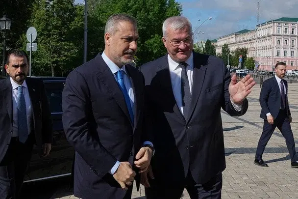 Очільник МЗС Туреччини пояснив, чому їздив до Путіна перед візитом до Києва