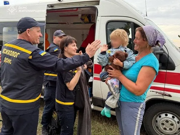 На Житомирщині 3-річна дівчинка пішла з бабусею в поле і зникла: чим закінчилася історія