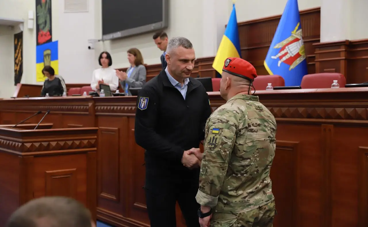 Віталій Кличко вручив почесні відзнаки військовослужбовцям