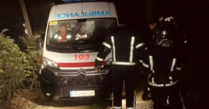 У Чернівцях через дощі на узбіччі застрягла карета швидкої