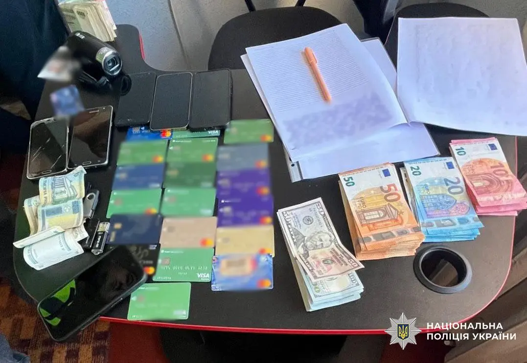 У столиці викрили ділка, який незаконно легалізував на території України понад 200 іноземців (фото, відео)
