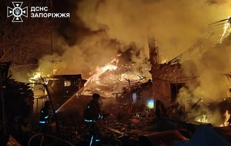 Через ракетну атаку у Запоріжжі спалахнули масштабні пожежі, вогонь охопив три житлові будинки: ДСНС показала наслідки