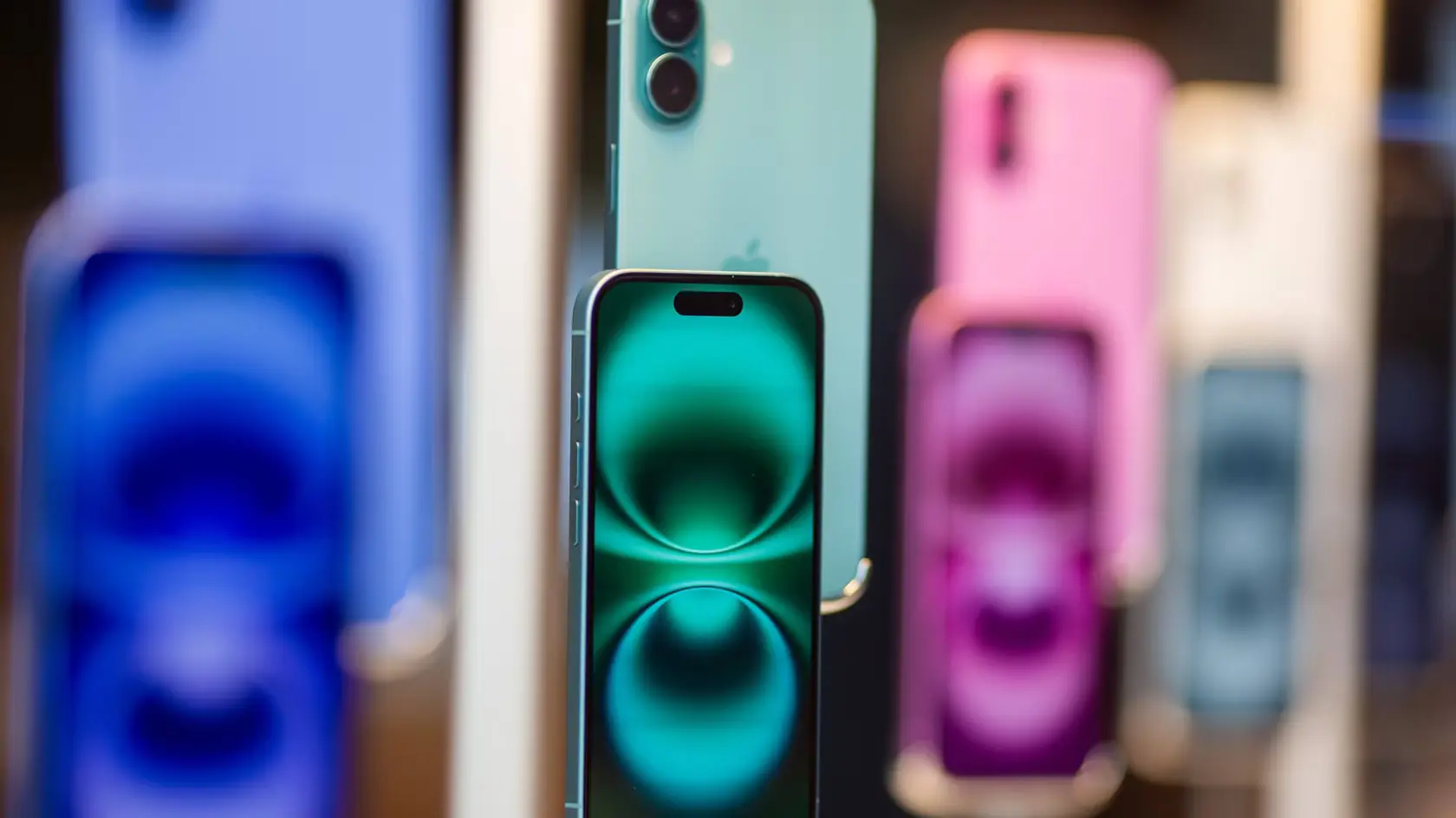 Базова модель iPhone 17 отримає більший дисплей та функції Pro-версії