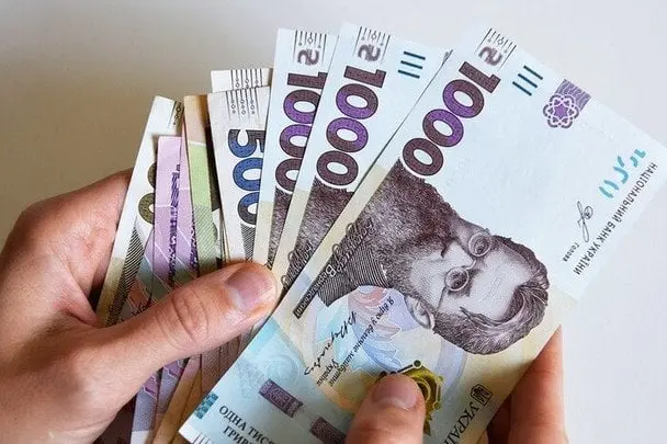 В яких числах приходить пенсія та як дізнатися про її нарахування: що потрібно знати українським пенсіонерам