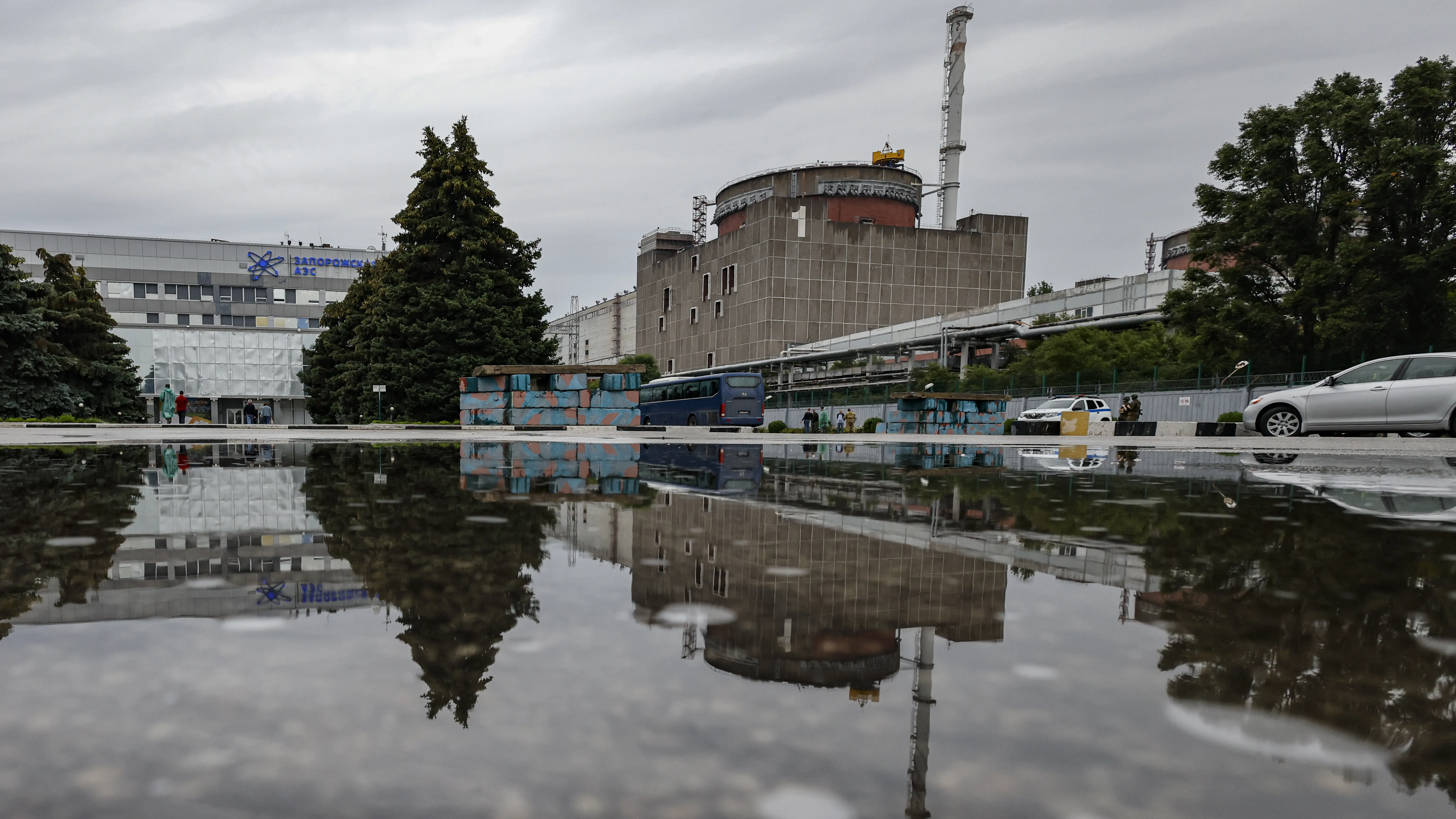 Возле Запорожской АЭС Россия стреляла из артиллерии. Украина заявила о ядерном терроризме