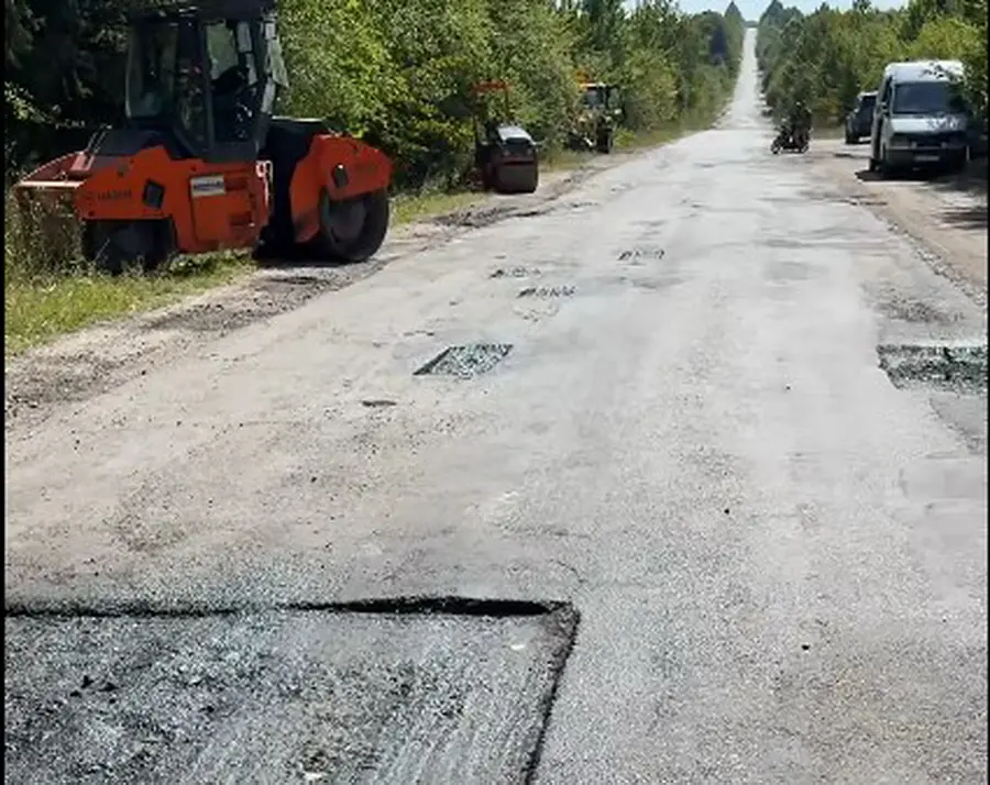 На Вінниччині ремонтують дорогу, де яма на ямі, люди звертались до Уряду