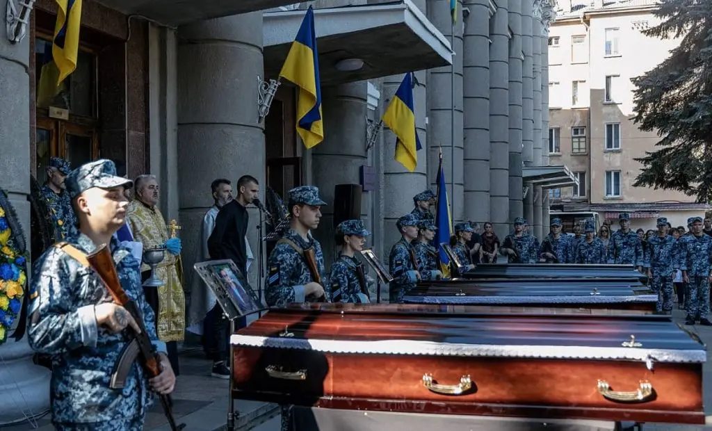 В Одесі попрощалися з трьома курсантами ВМС, які загинули від удару російського дрону