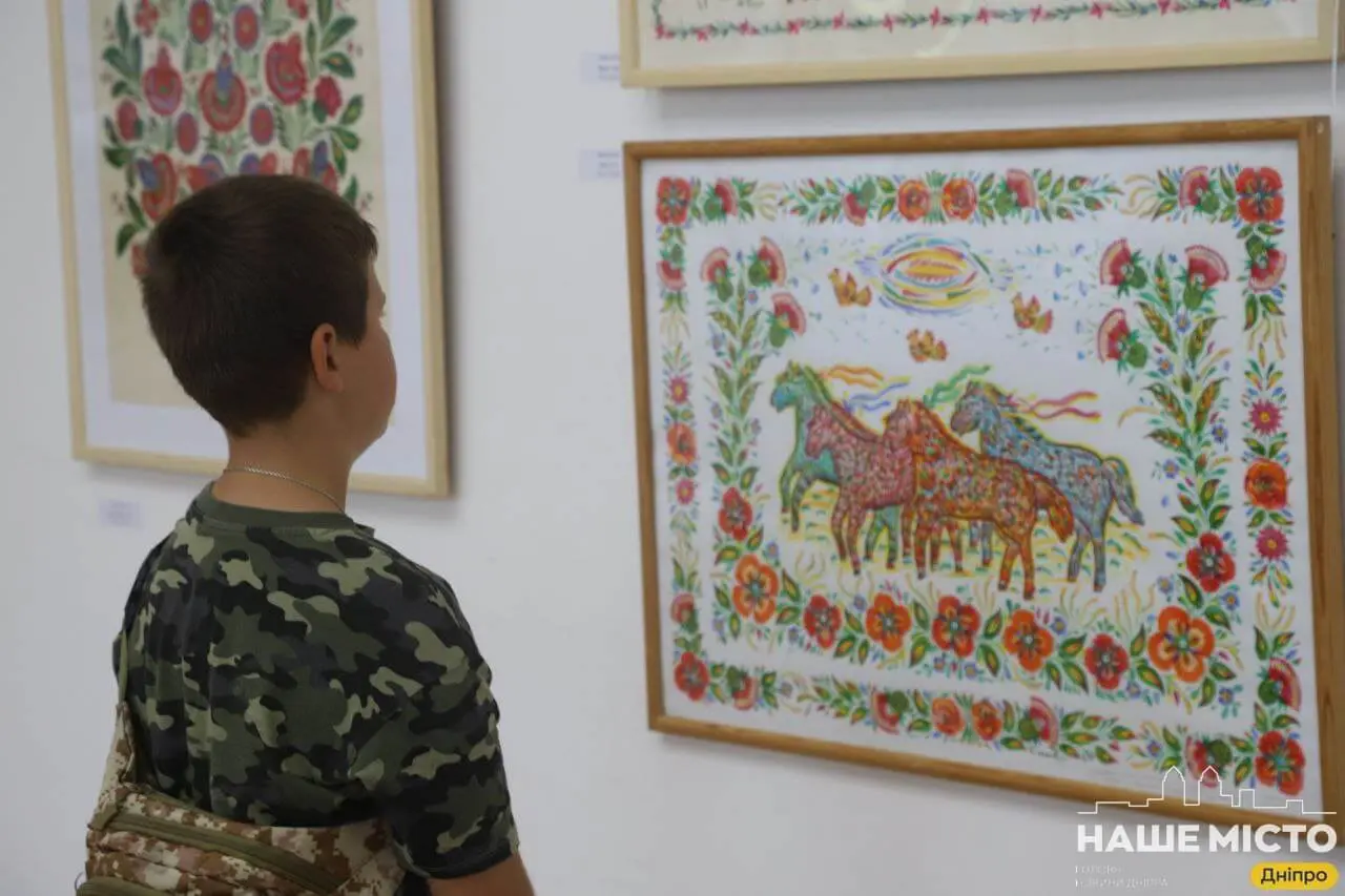 У Дніпрі працює виставка майстрів петриківського розпису