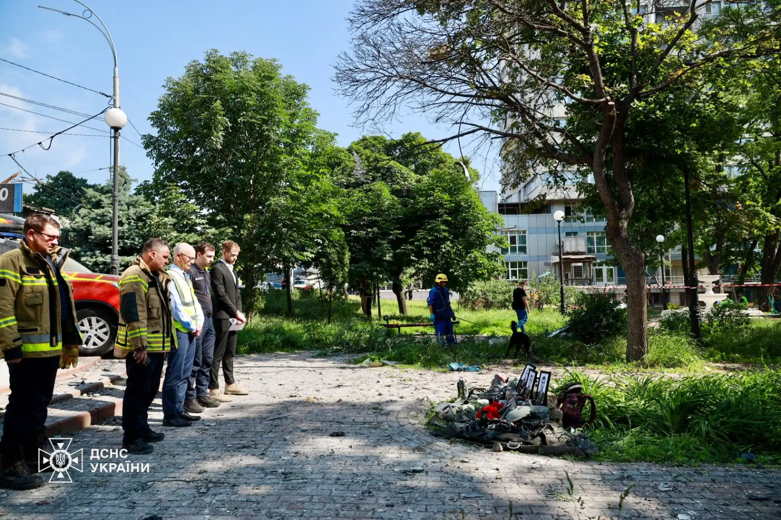 Представники іноземних посольств вшанували загиблих рятувальників столиці